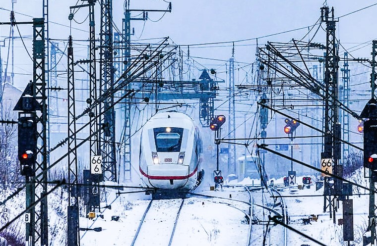 ICE entgleist! Kollision mit Laster - Zug evakuiert!