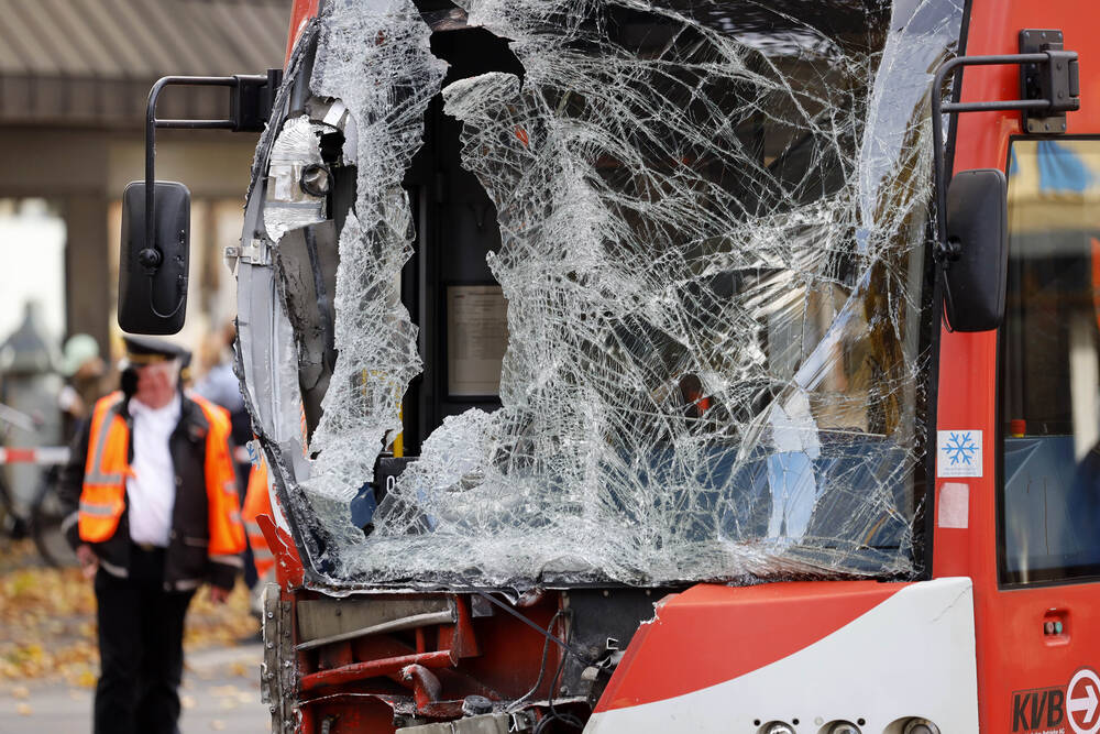 Bus Unfall! Mindestens 26 Schüler verletzt - Bus stößt mit LKW zusammen!