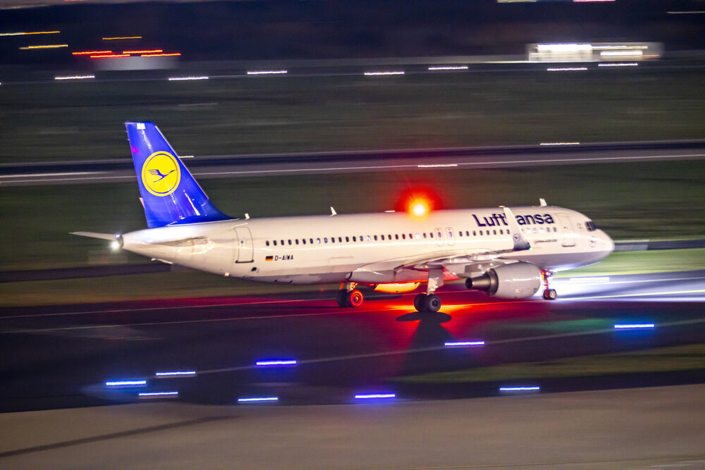 Notlandung! Schwerer Zwischenfall bei Urlaubs-Flug - Flugzeug sackt plötzlich ab, 3 schwer Verletzte!