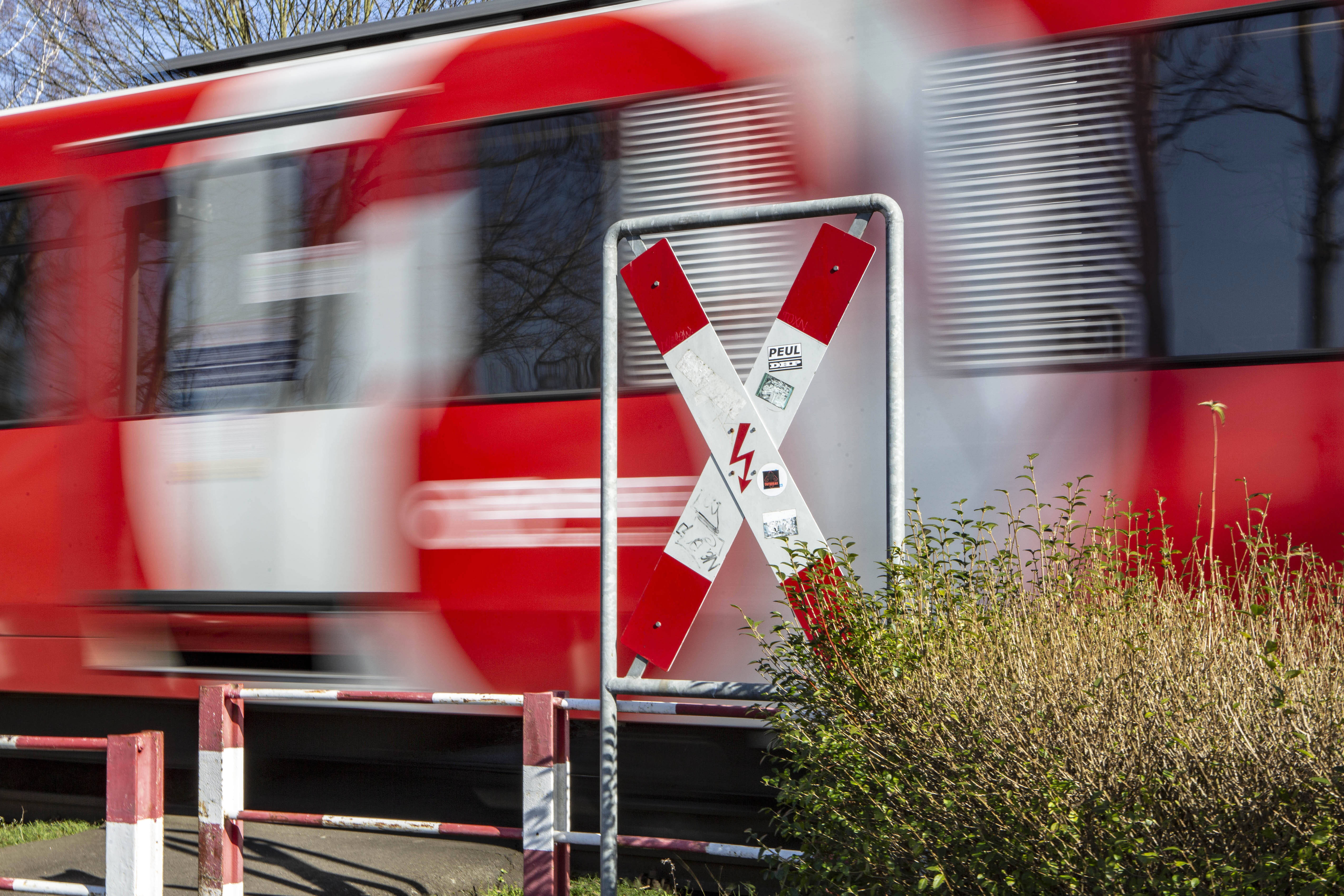 Unglück an Bahnübergang! Rollstuhlfahrer von heranrasendem Zug überrollt!