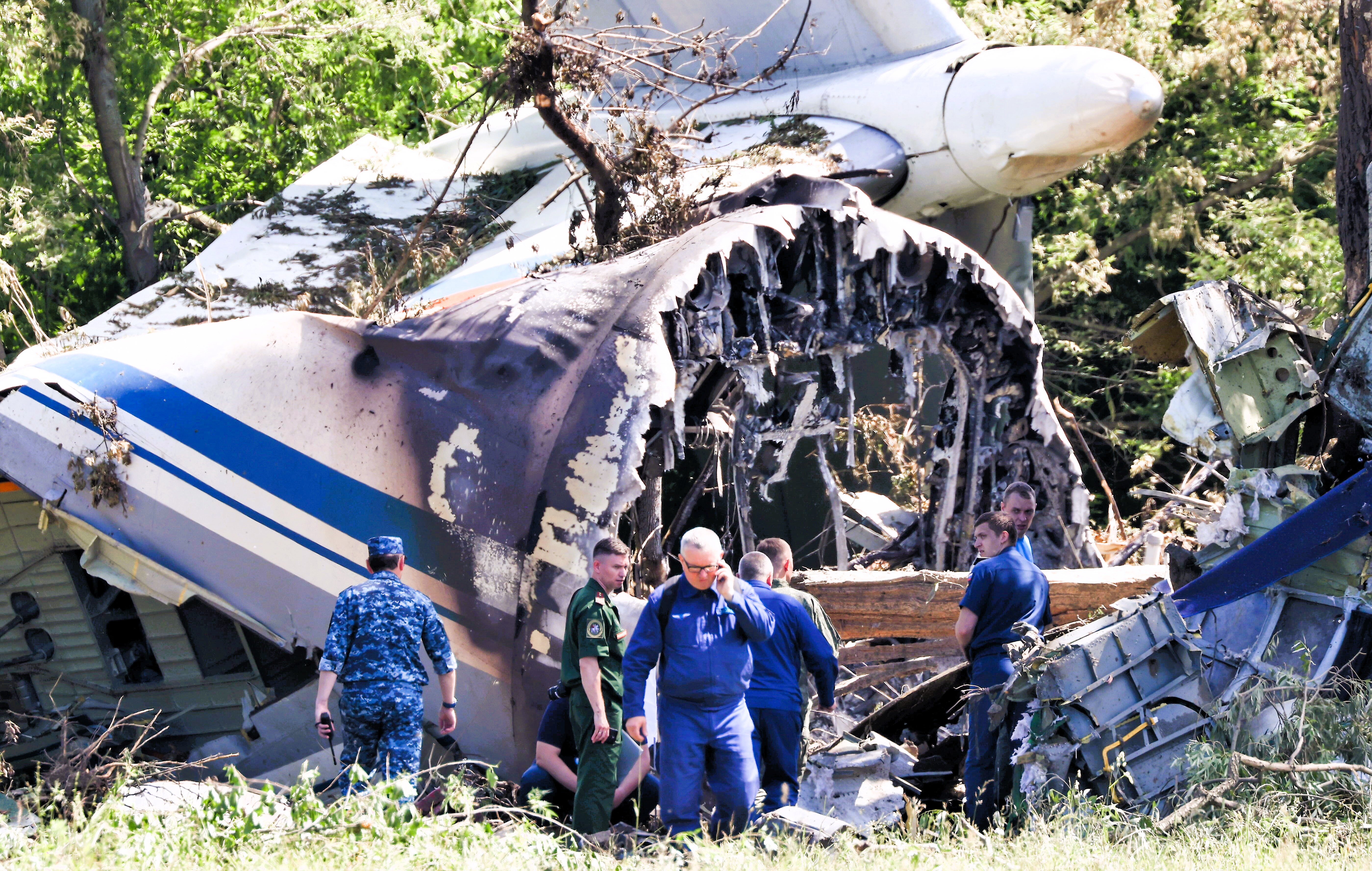 Flugzeugabsturz - Einsatzkräfte bestätigen 12 Todesopfer! Maschine zerschellt am Boden