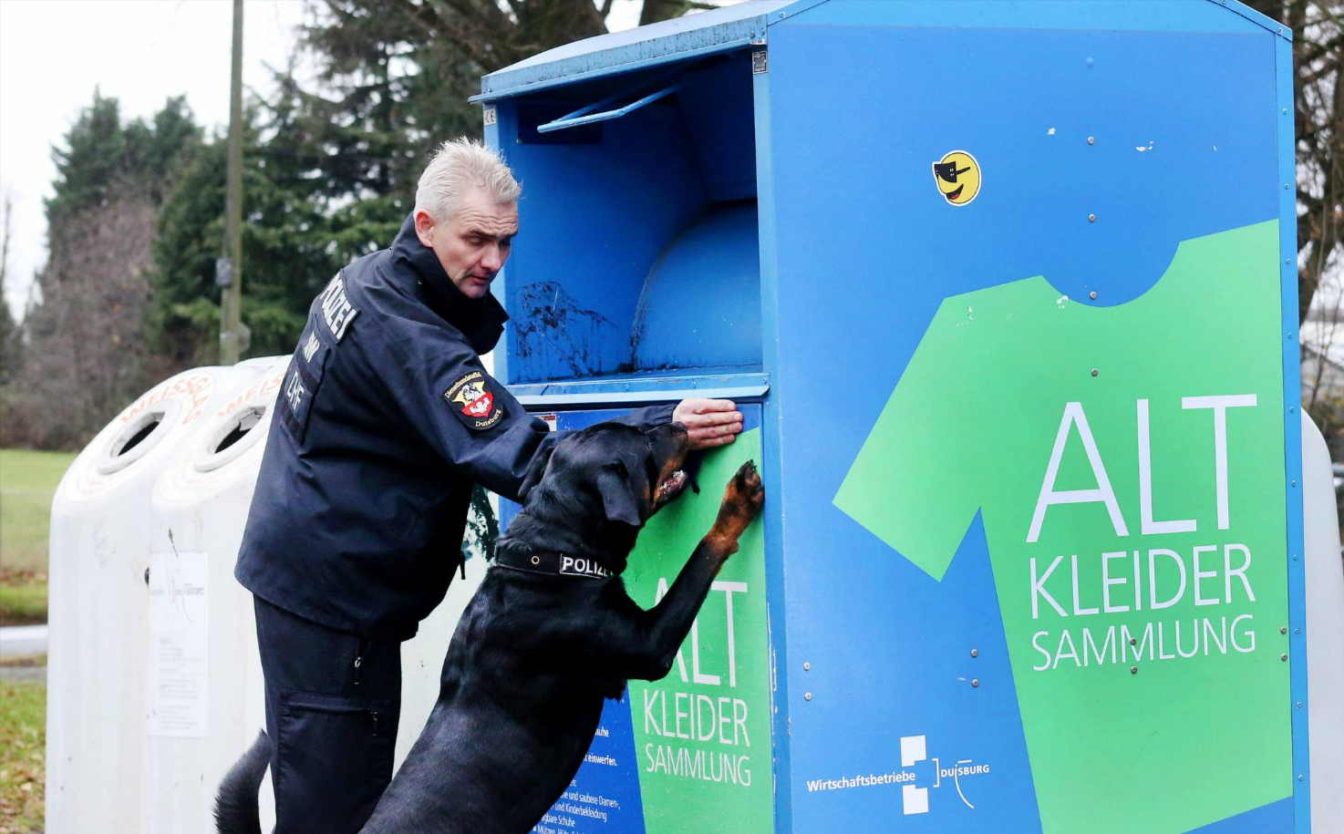 Verweste Leiche Altkleidercontainer entdeckt! Junger Mann liegt tot in Container