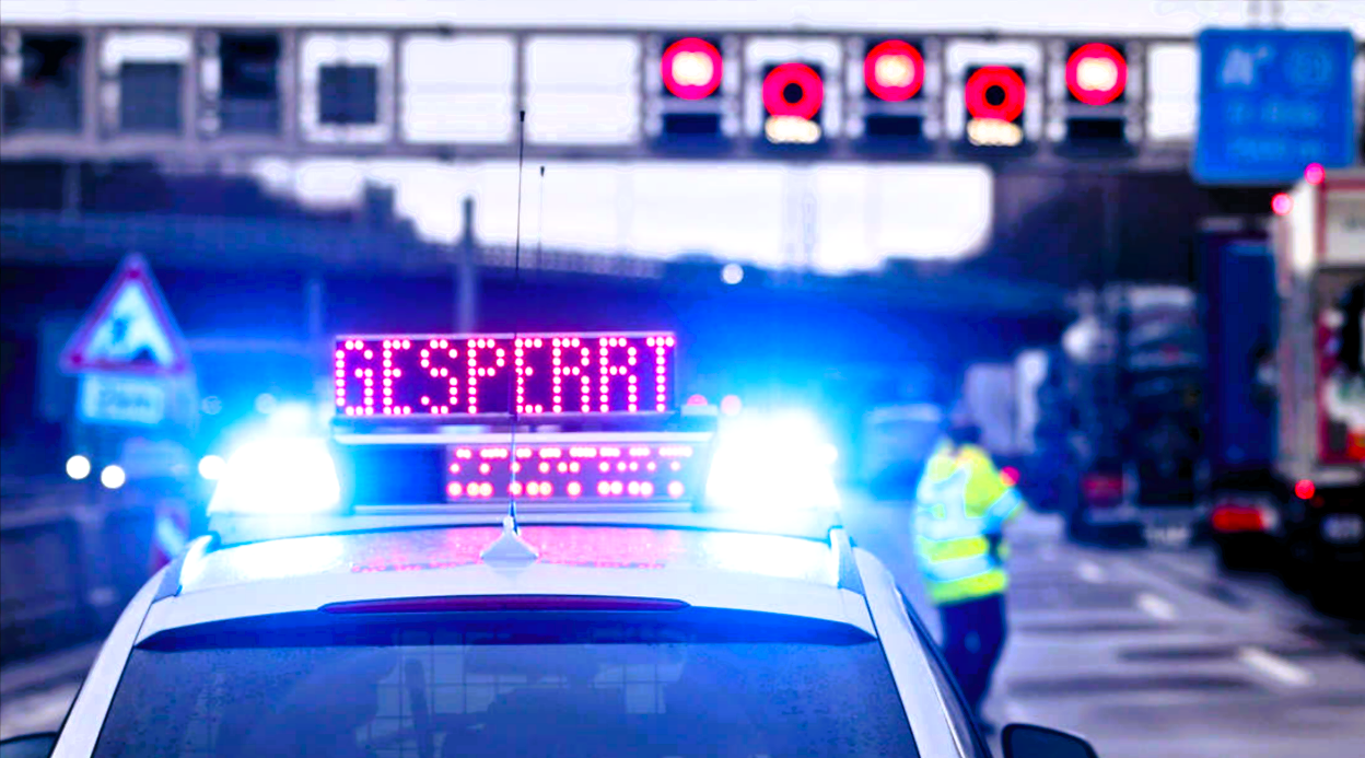 Heftiger Unfall auf im Tunnel - sämtliche Insassen des Unfallfahrzeugs flüchten!