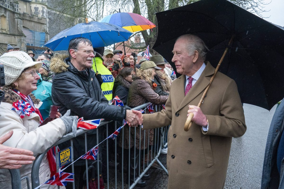 Skandalfrage in der Menge! König Charles III. öffentlich mit Andrew-Frage konfrontiert