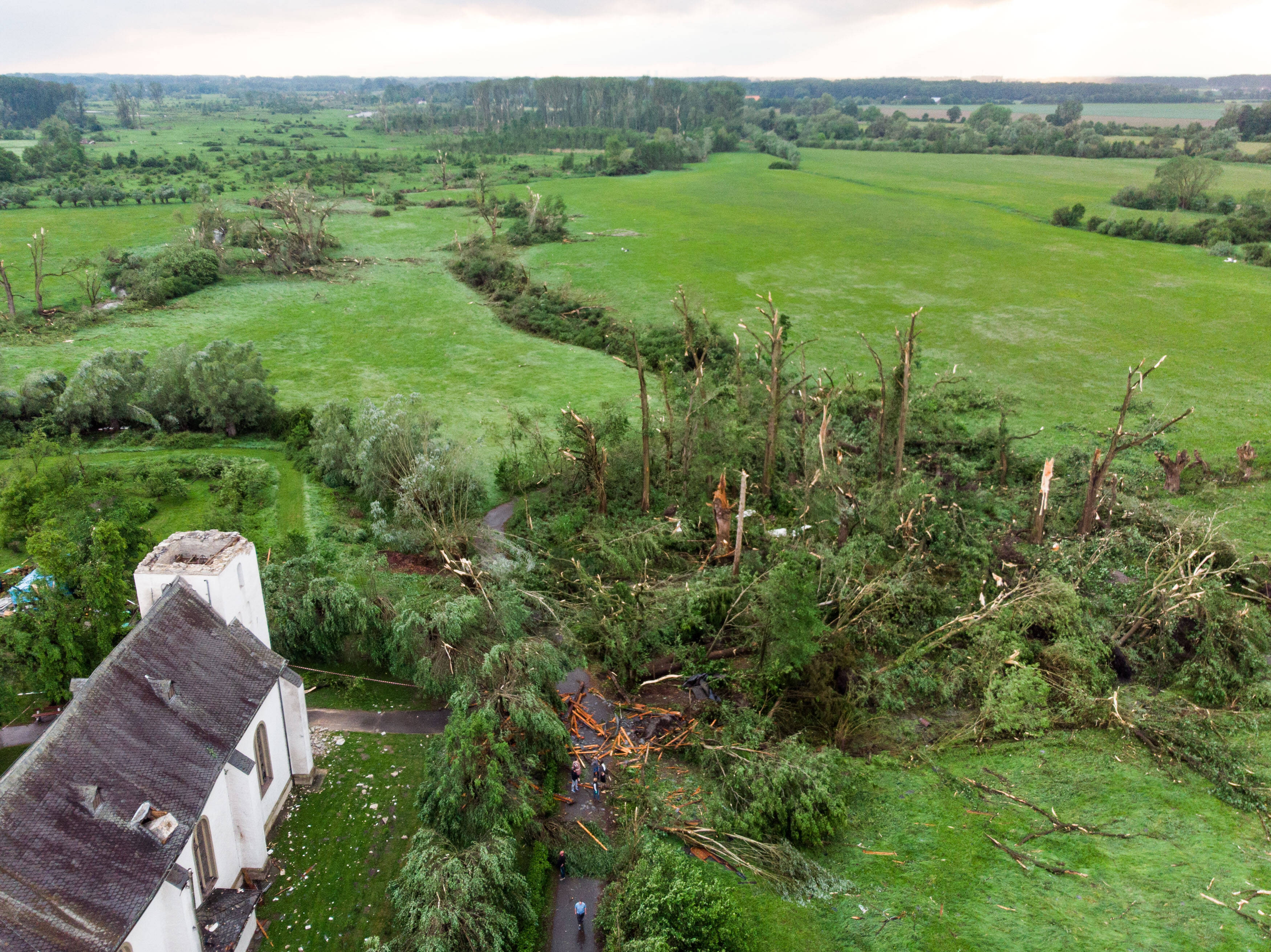 Tornado verwüstet deutsches Dorf und hinterlässt eine Schneise der Verwüstung!