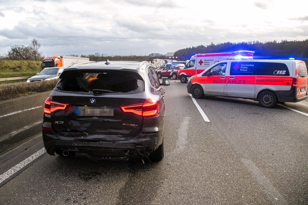Horror-Unfall - 4 Junge Leute bei Crash gegen einen Baum getötet